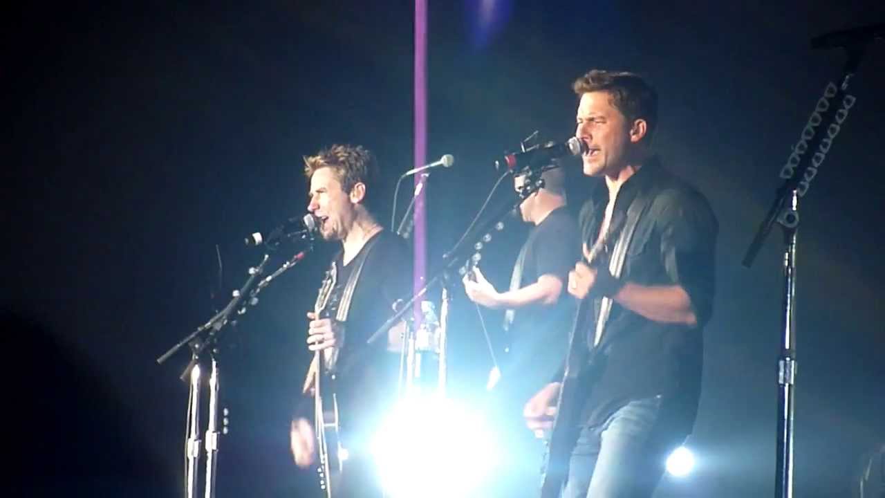 Nickelback @ Hallenstadion Zurich (Ryan sings)