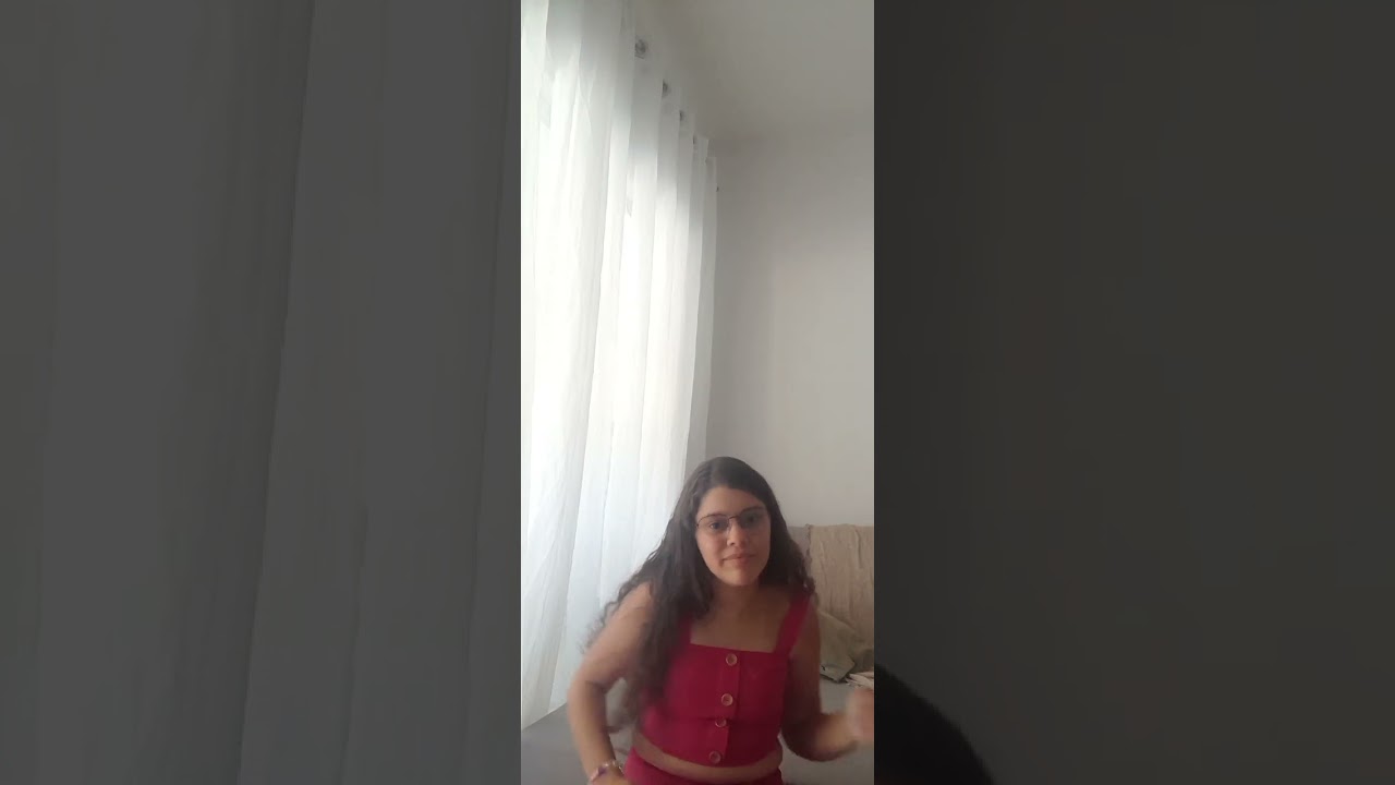 Cantando Ana Júlia e tentando fazer um batuque nada a ver no meio da música