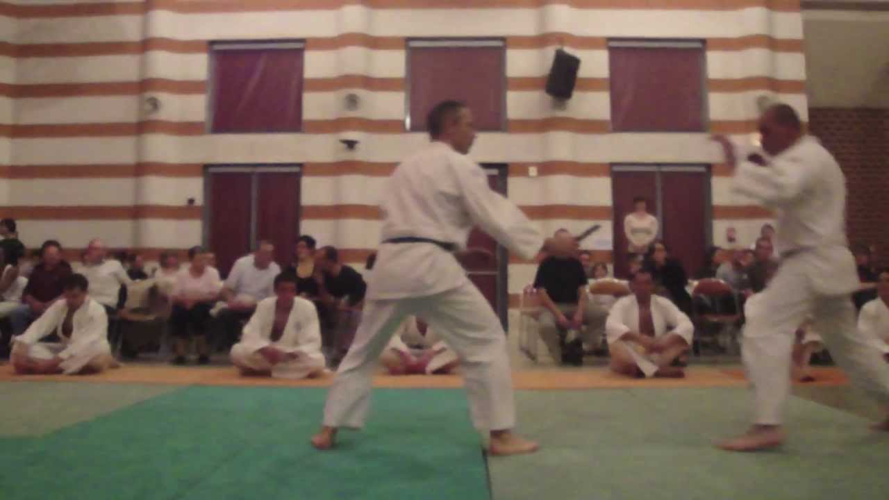 Gala des Arts Martiaux d'Aucamville 2012 - Jujitsu: d&eacute;fense sur attaques arm&eacute;e