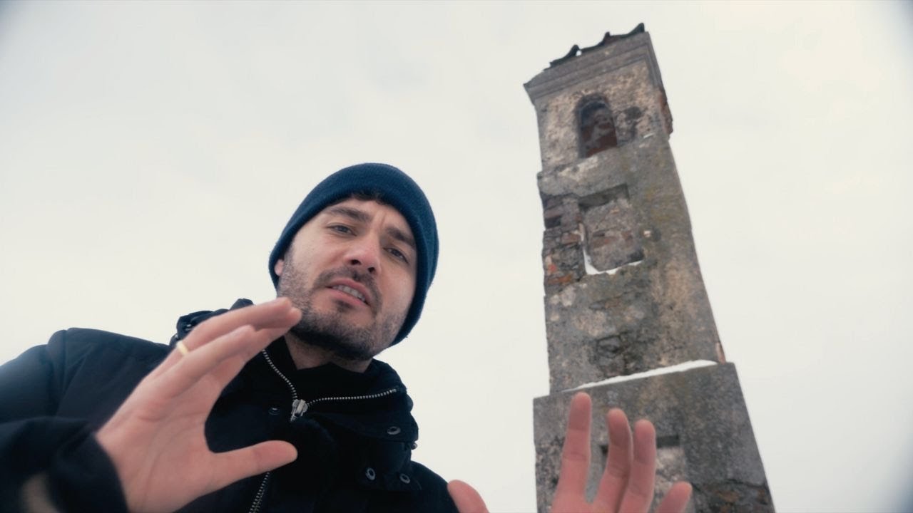 Kapliczka na środku niczego. W każdej chwili może się zawalić!