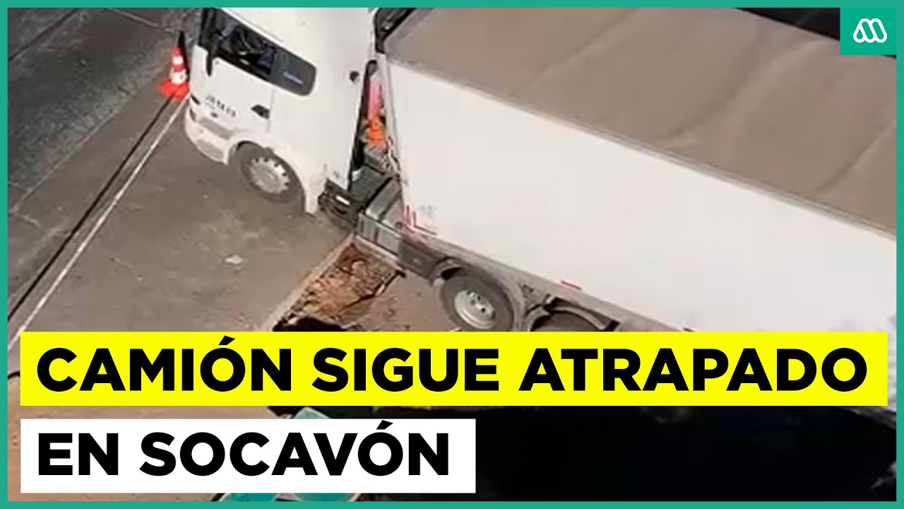 Sigue atrapado: video muestra momento exacto en que camión cayó en gran socavón en Renca