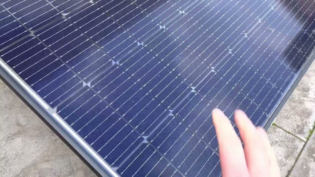 Dubbelzijdige zonnepanelen (HJT) en witte bitumen coating