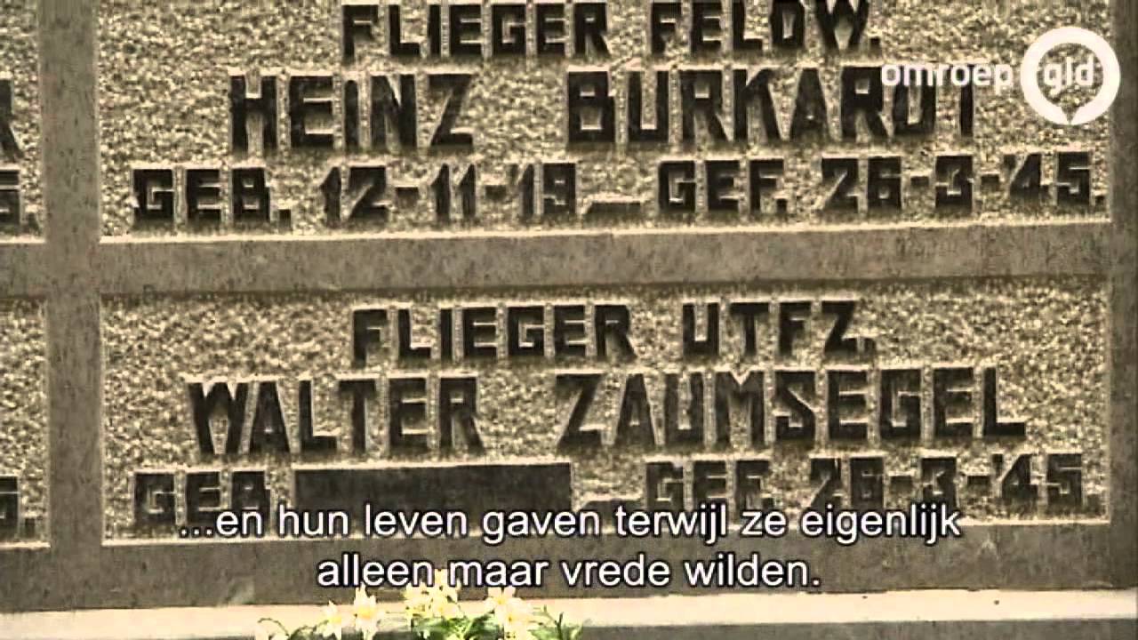 Emotioneel bezoek aan graf Duitse soldaat