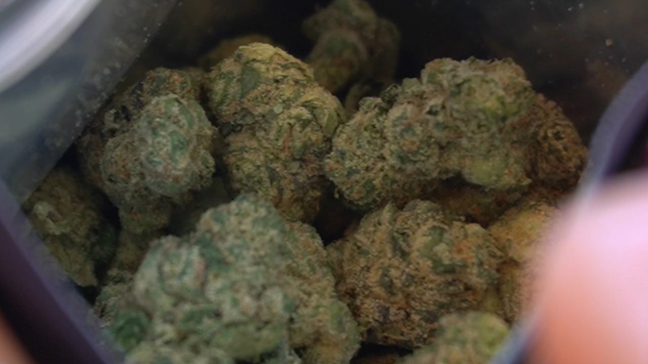 ПЫТАЮСЬ ПОЗДРАВИТЬ МЭРИ СМОЛЛЗ