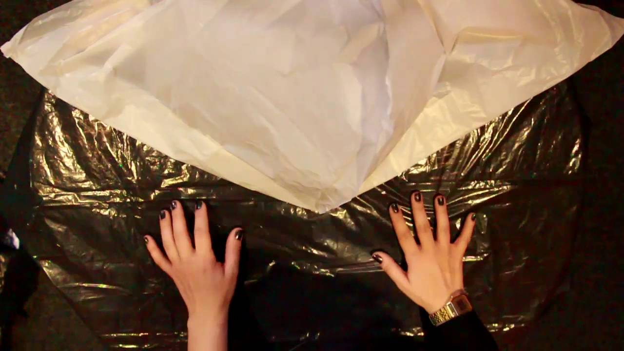 ¿Cómo hacer una capa impermeable con bolsas plásticas?