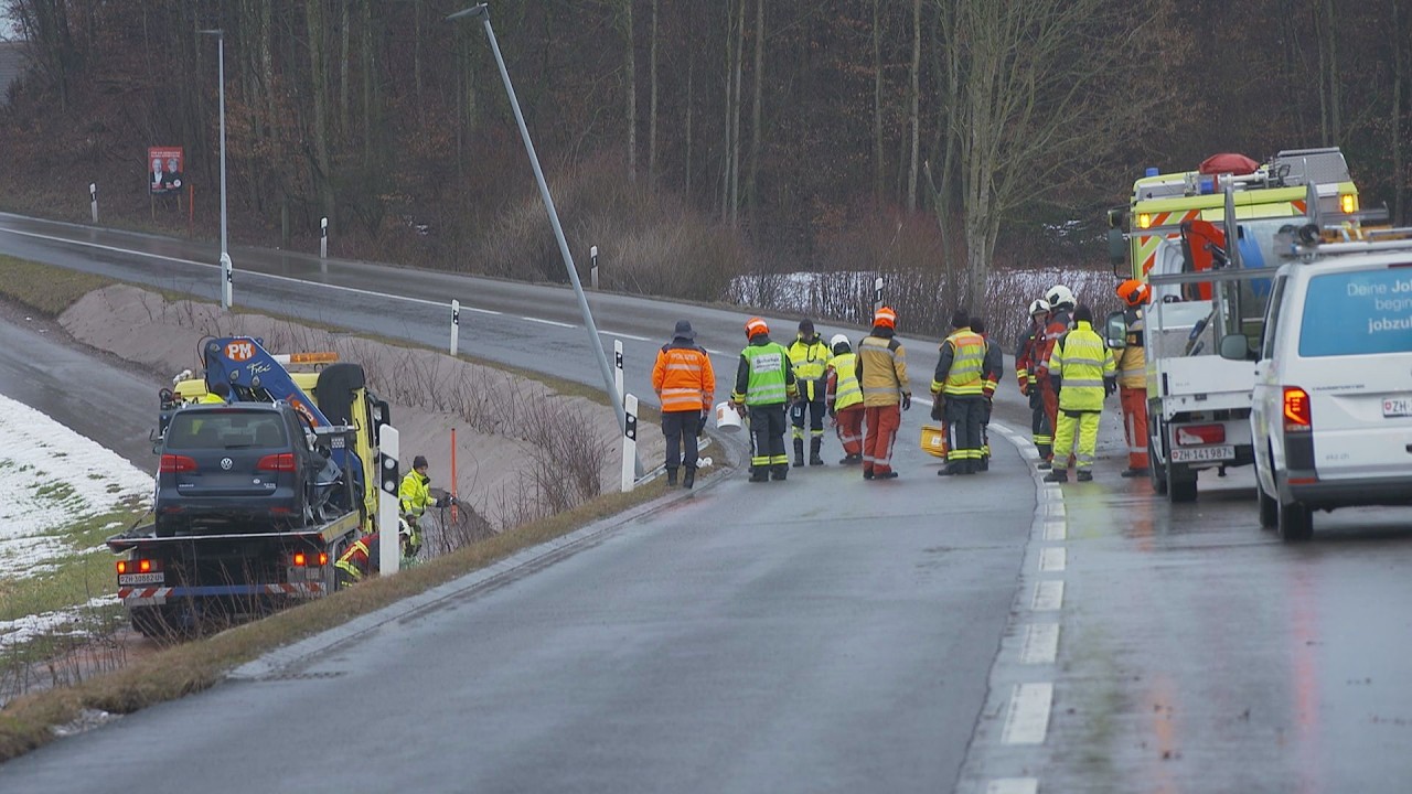 Effretikon ZH: Lieferwagen gerät auf Gegenfahrbahn