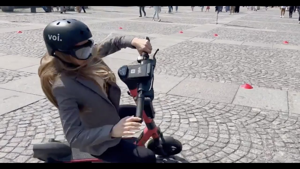 Di TV:s reporter testar elsparkcykel med berusningsglasögon