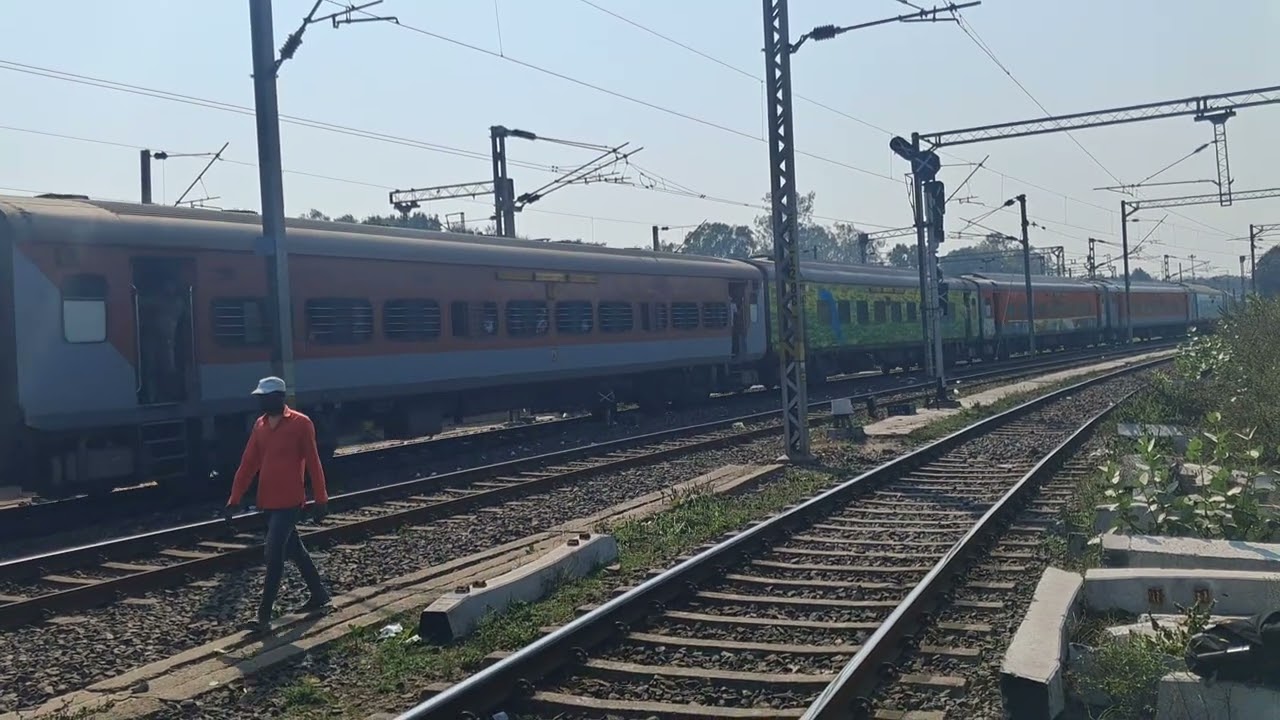 12720/Hyderabad - Jaipur SF Express Meenakshi Express departure Itarsi Junction WDP4D locomotive 🚂🚂🚃
