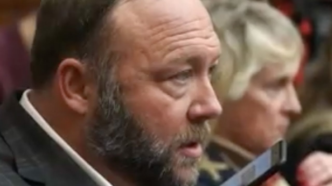 Алекс Джонс нанял шпионов, чтобы следить за своей бывшей и нынешней женой