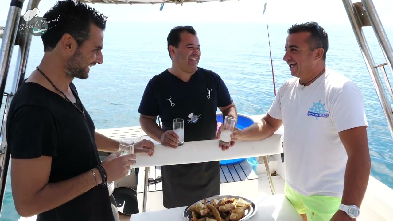 Ψάρεμα στη νότια Κρήτη με φόντο το ακρωτήριο του Λέντα