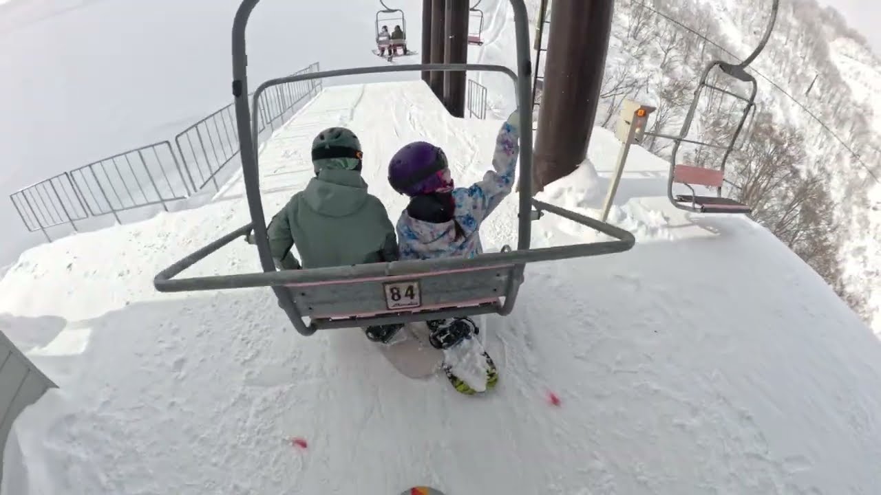 20260106白馬五竜　山頂リフト01（パウダーを楽しむ外国の方たち）