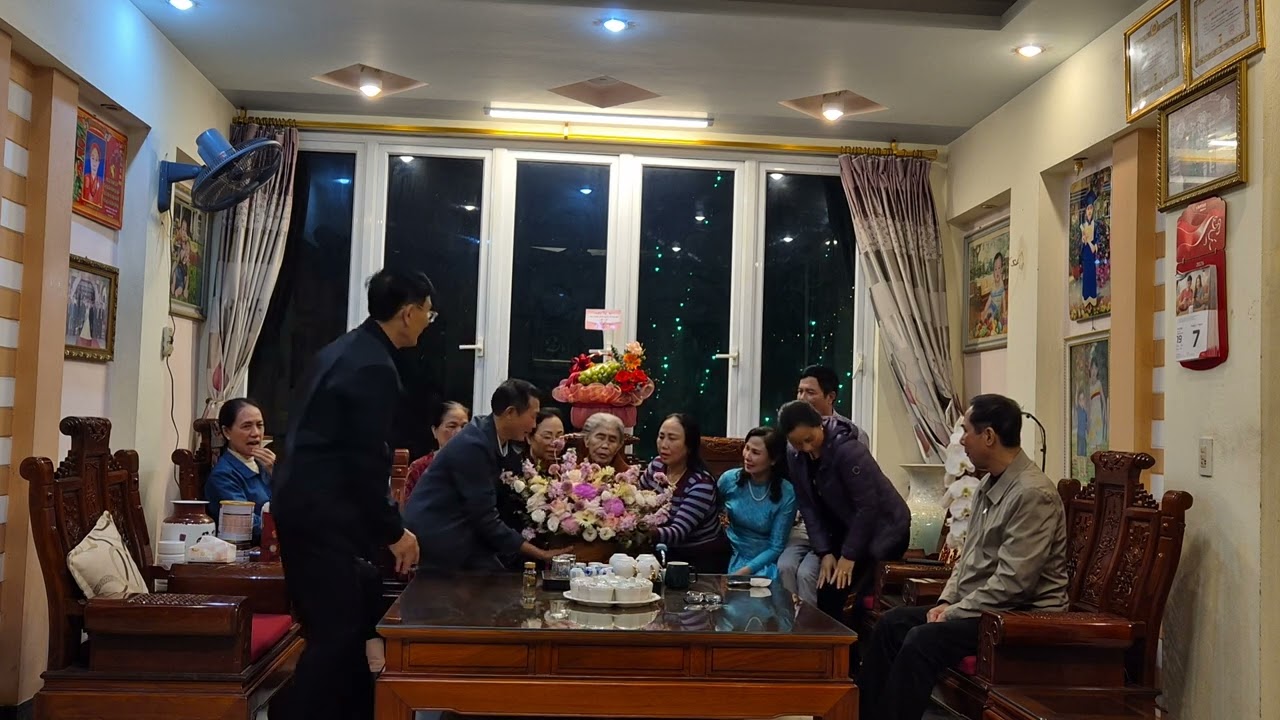 NHÂN DỊP 8/3 CÁC CON CHÁU CHẮT CÓ LẴNG HOA TƯƠI THẮM TẶNG MẸ MONG MẸ SÔNG LÂU