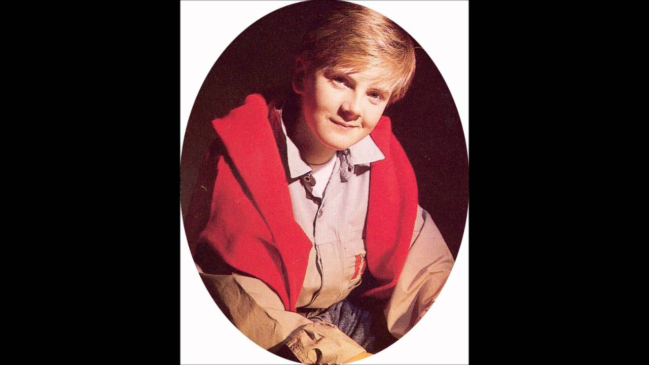 Aled Jones (boy soprano) singing Puff the Magic Dragon.wmv