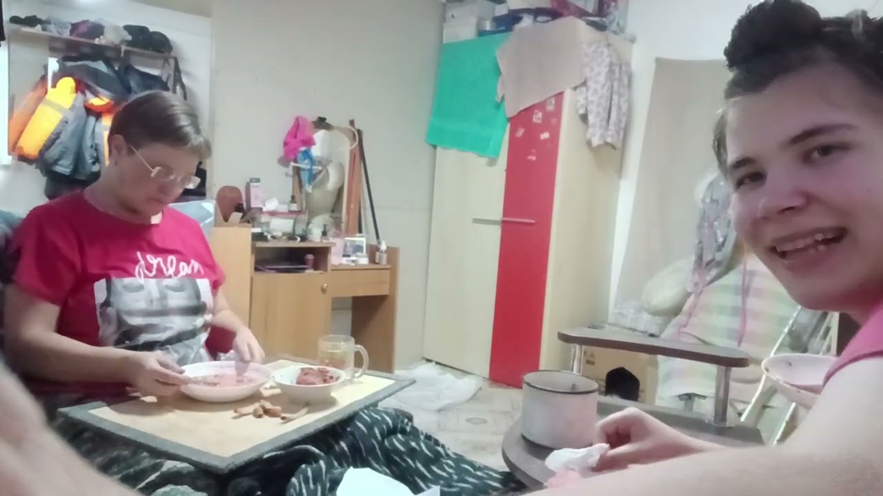 Мукбанг/ Борщ и чай с пирожками. 
