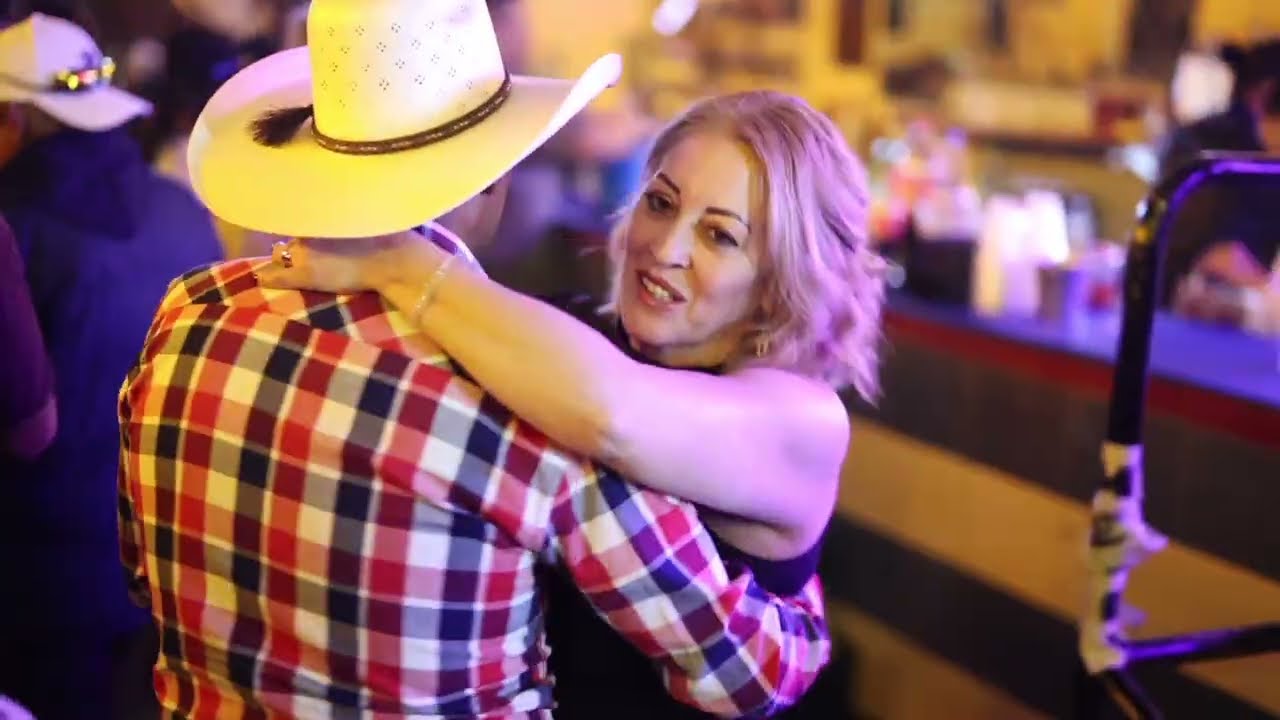 MÁS BAILE DE DOMINGO EN EL CHAMPS !