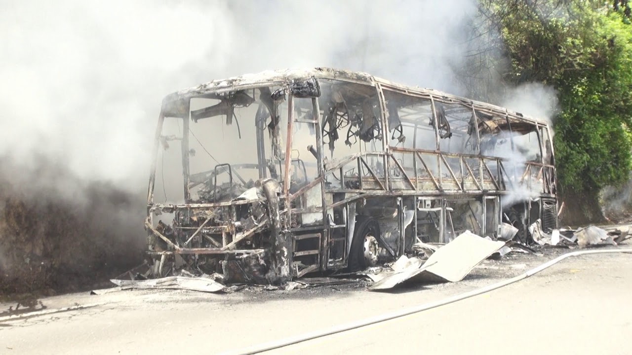 Autobús de la ruta 306 se consume en llamas en kilómetro 103.