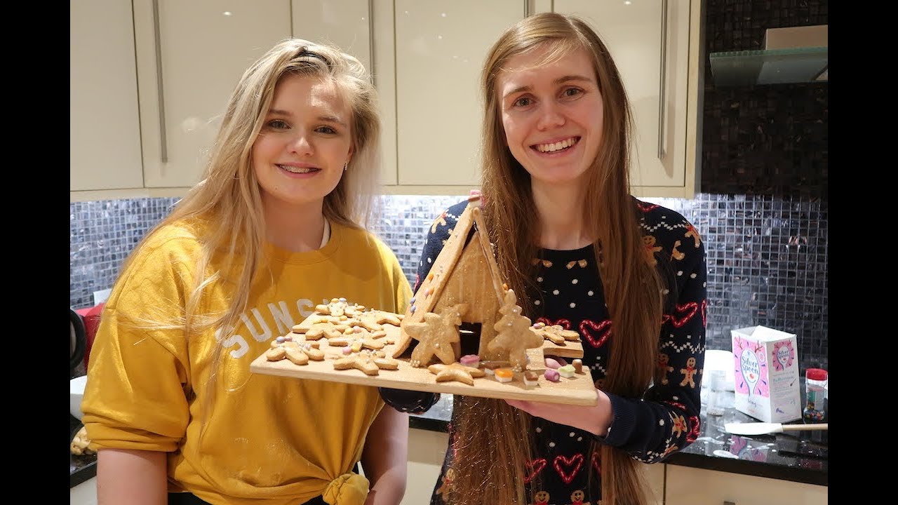 IT'S CHRISTMAS EVE! WE MADE A GINGERBREAD HOUSE!