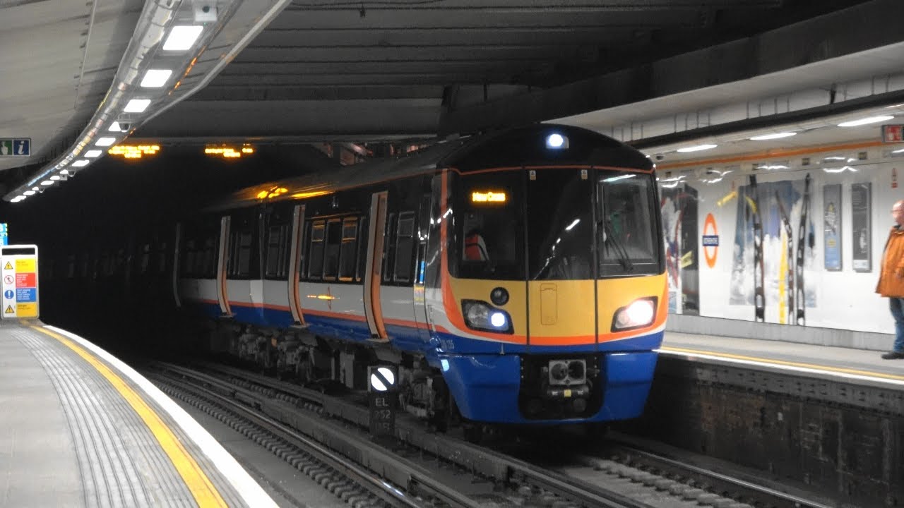 (4K) London Overground Class 378s at Rotherhithe & Canada Water with 378135 in new livery. 29.12.18