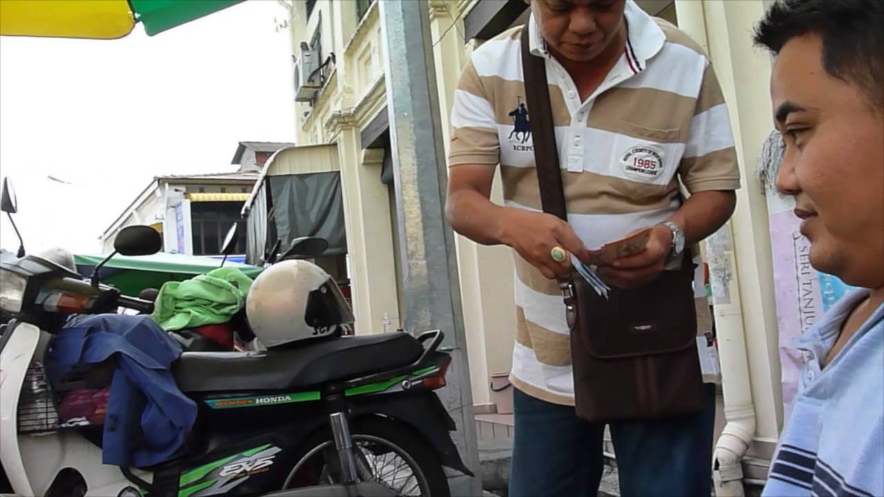 Discover Penang George Town - Roadside Helmet Repair