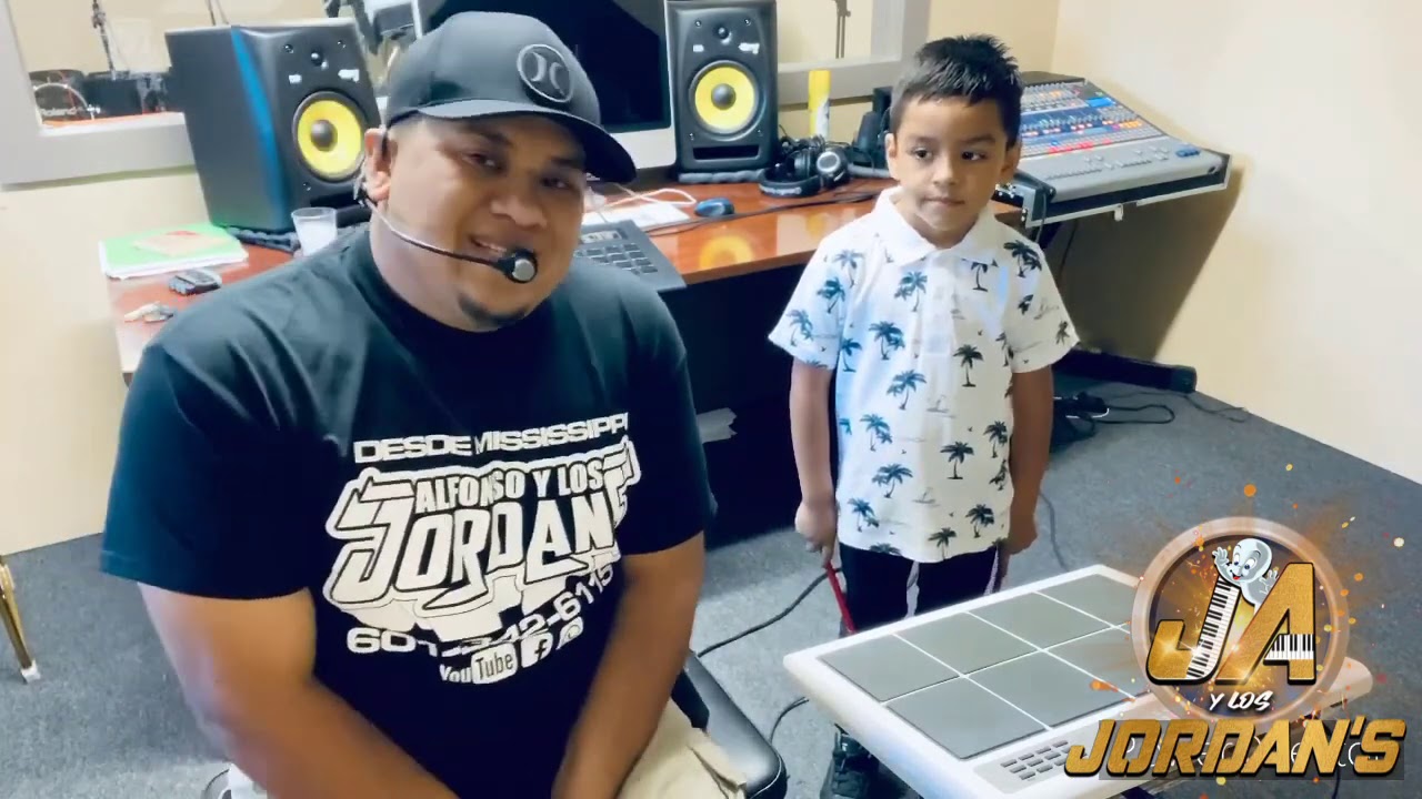 Enseñándole a tocar percusiones