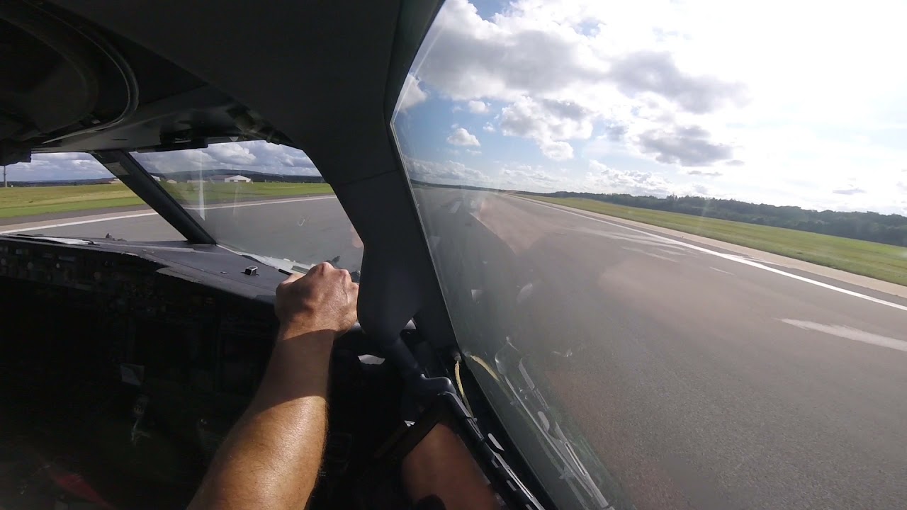 Approach & Landing Frankfurt-Hahn, Germany, RWY21, Boeing 737-800.