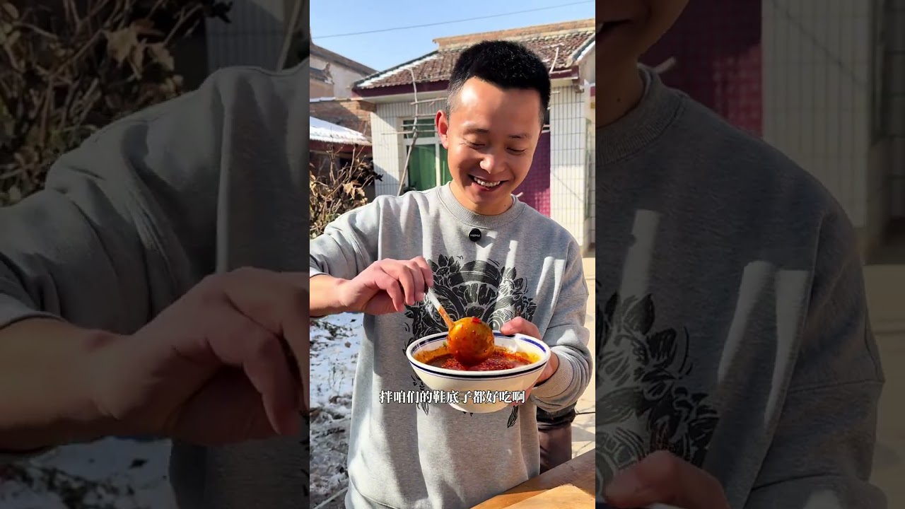 裹满红油辣子的土豆片片 老辈人把日子种进土豆里，长出满桌的烟火意。薄片映着院角的斜阳，酸辣汁子溅起儿时香，竹筷夹起的不只是薯片，是落在碗里的旧时光。#优质农产品 #甘肃特产 #定西土豆美食 #家的味