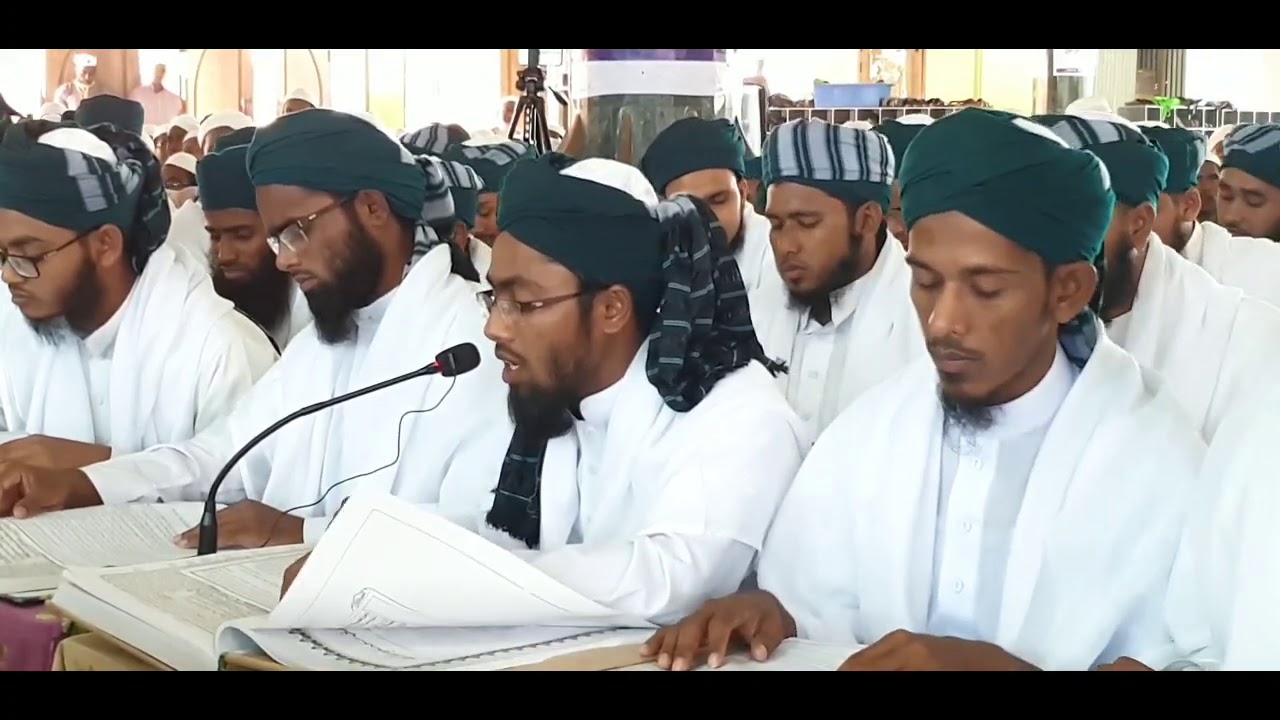 চরমোনাই জামেয়ার খতমে বোখারী অনুষ্ঠানে বুখারী শরীফের দরস দিচ্ছেন শায়খে চরমোনাই।