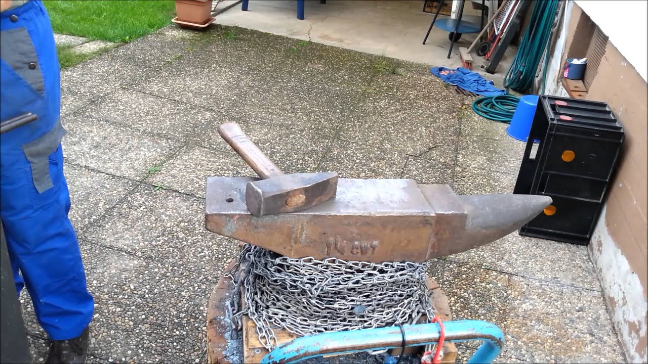 forging an arrowhead / Pfeilspitze schmieden