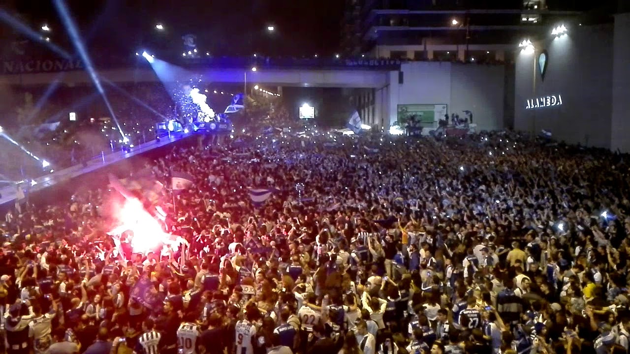 Hino do FC Porto cantado na Alameda do Dragão