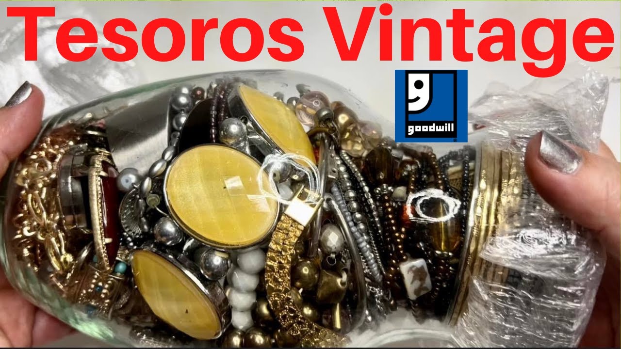 Jewelry / Joyeria de segunda mano. Jarron con tesoros vintage, pulseras y relojes. 4K 