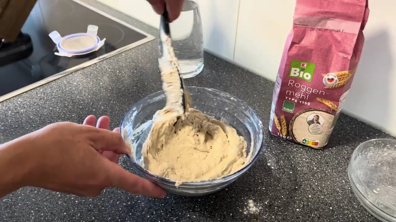 Selbst gemachten Sauerteig füttern