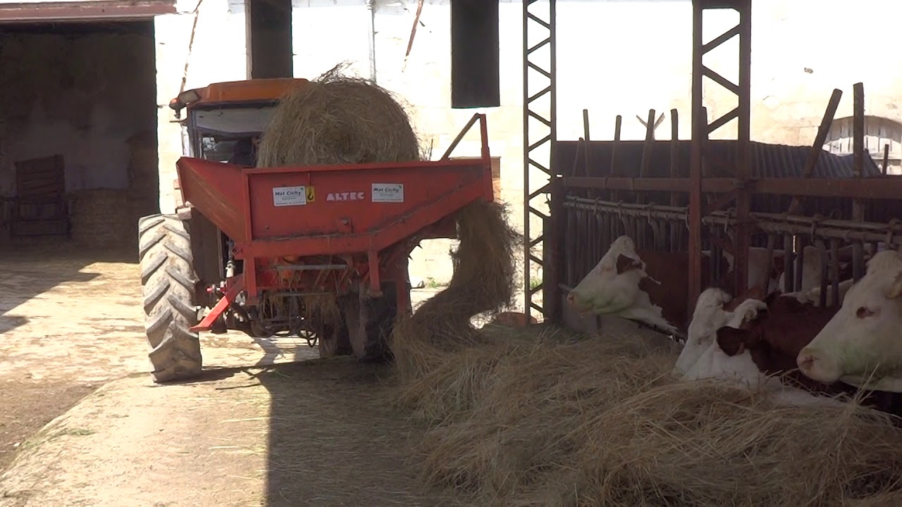 une d&eacute;rouleuse de foin arrive &agrave; la ferme