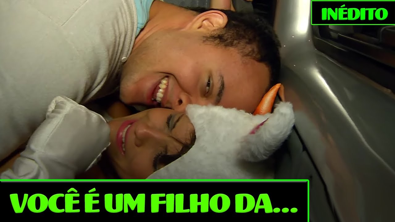 GUI SANTANA TROLLA CAROL DIAS E FICA AMARRADO COM ELA DURANTE LANÇAMENTO DE REVISTA ADULTA