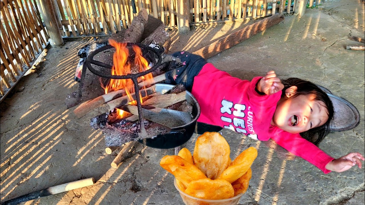 Baby Ngan and her mother make handmade cakes to eat, sow buckwheat seeds