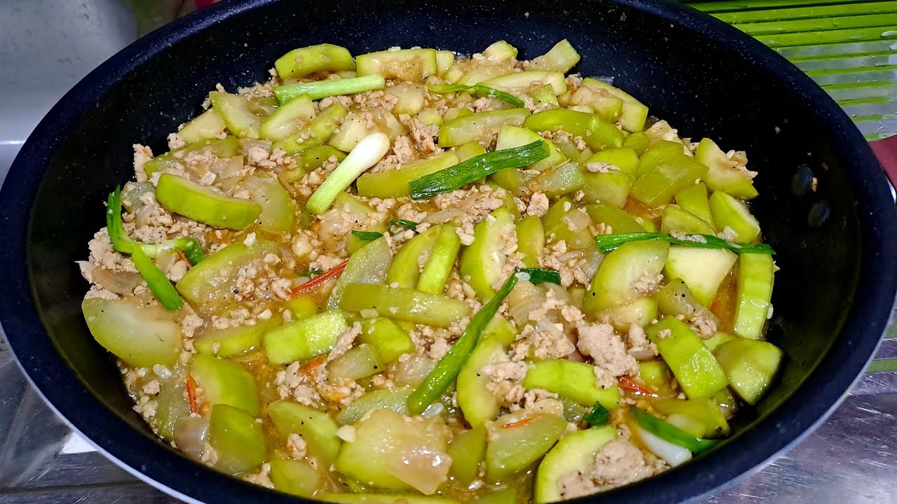 PASARAPIN NATIN ANG GINISANG UPO WITH MINCED PORK RECIPE