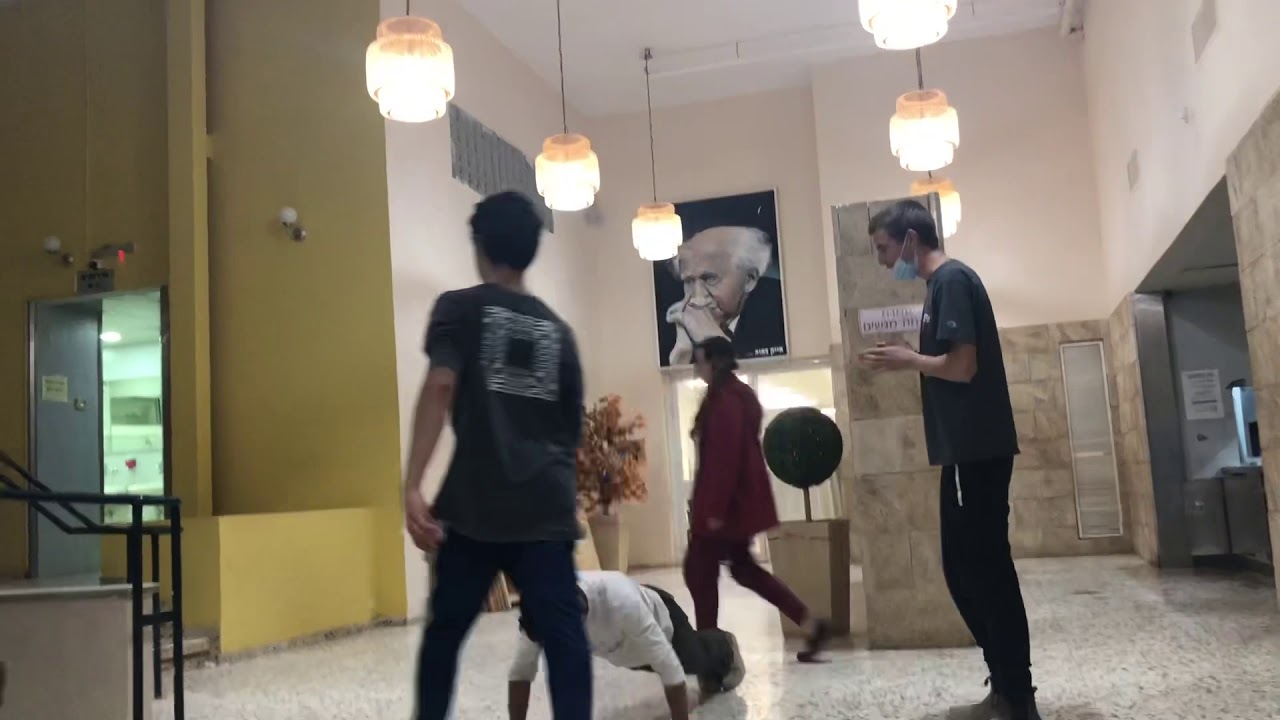 מתיחות לפנים עם ריקי ויהל (ורוני)