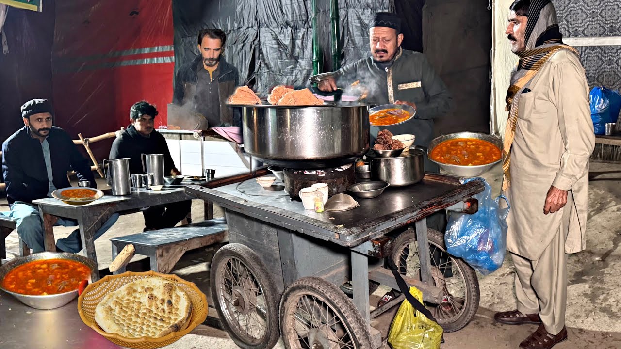 DESI PUNJABI EARLY-MORNING NASHTA! 😍 BHOLA SIRI PAYE | PAKISTAN PUNJAB STREET FOOD BREAKFAST TOUR