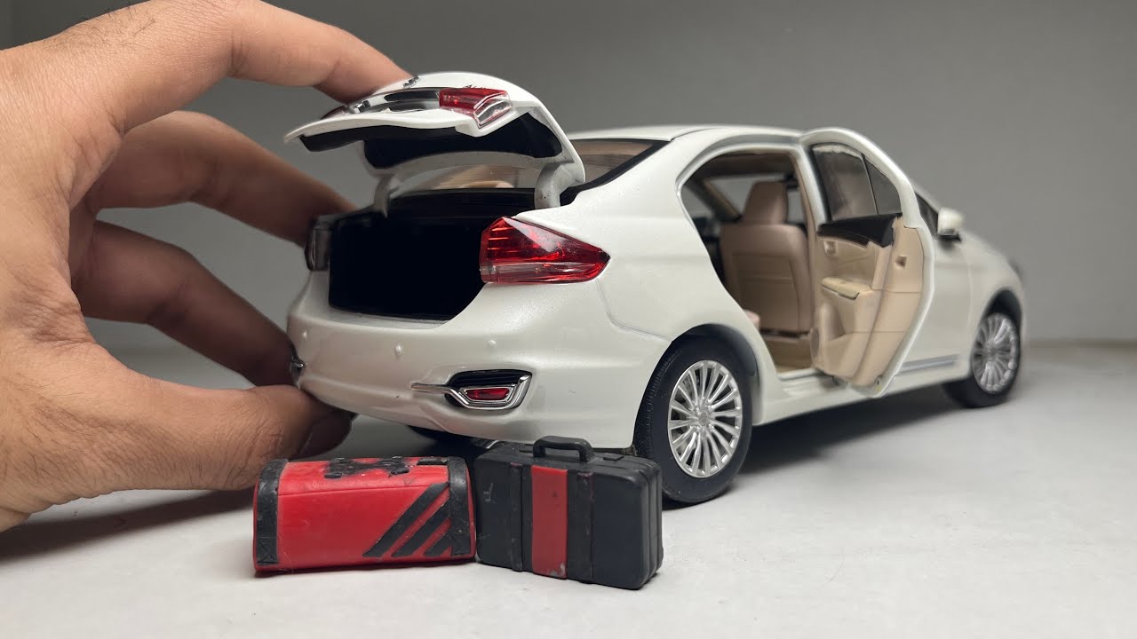 Распаковка реалистичной литой модели автомобиля Suzuki Ciaz с открывающимися деталями
