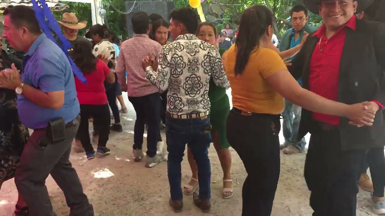 Y nos arancamos con  este.  Bailon de. Estansiela abajo quetzaltepeque