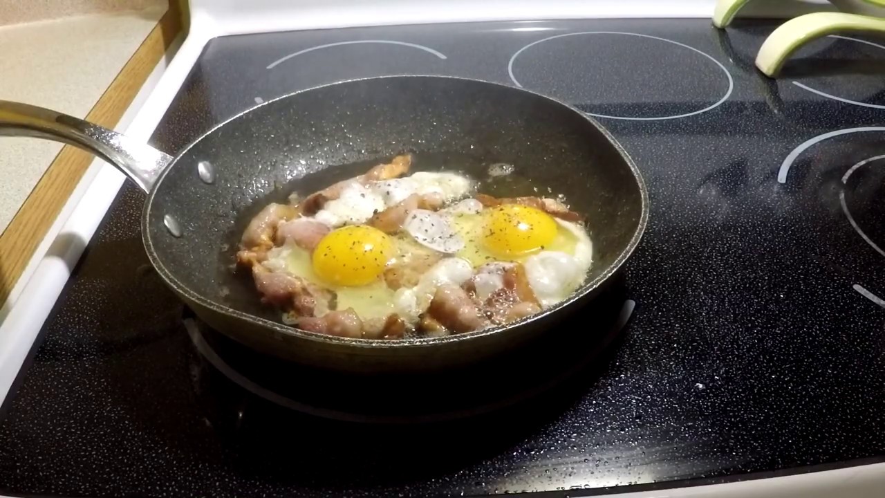 ASMR  PETIT DÉJEUNER OEUFS BACON SOFT TALK FRENCH MURMURE WHISPERING DEGUSTATION