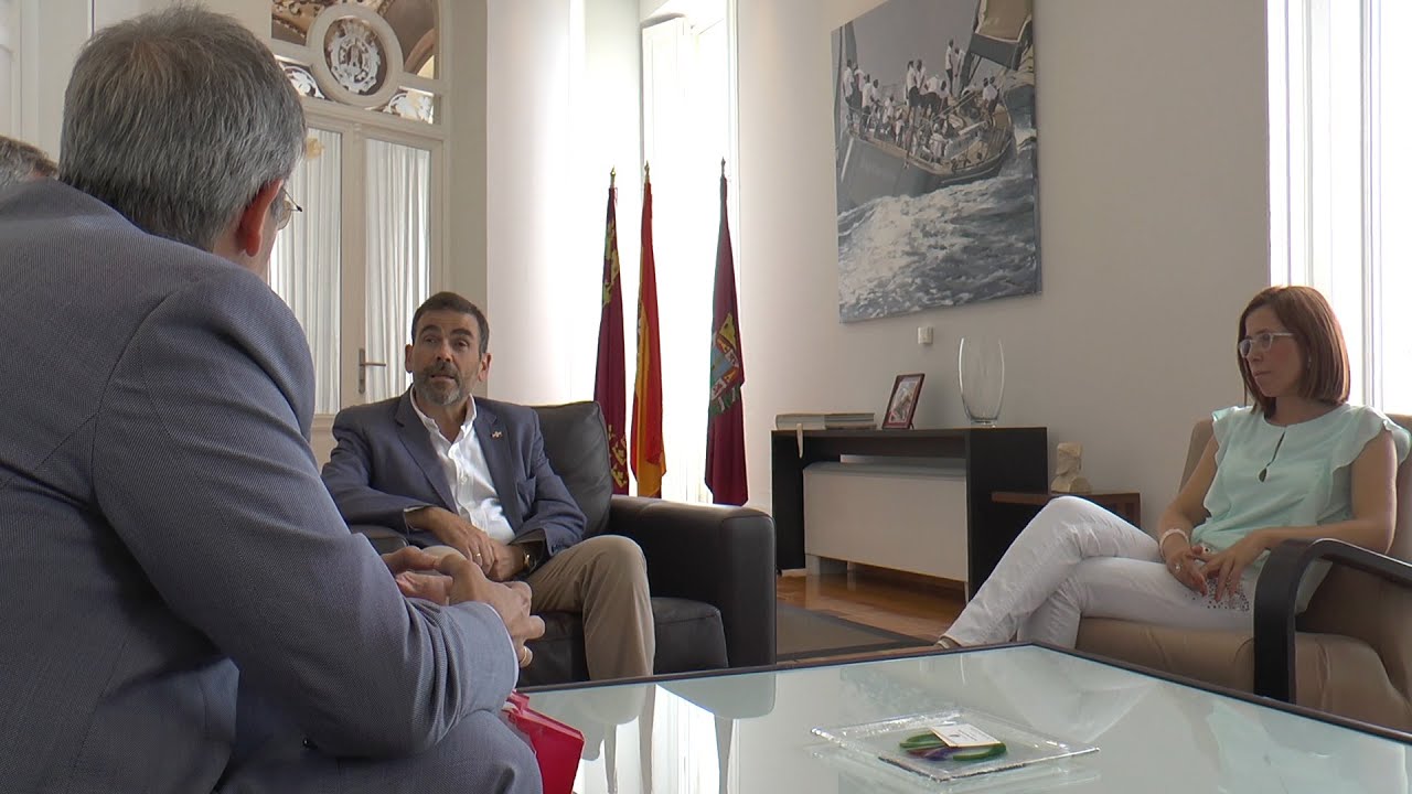 Directivos de CLH explican al alcalde las actividades que desarrollan en el municipio