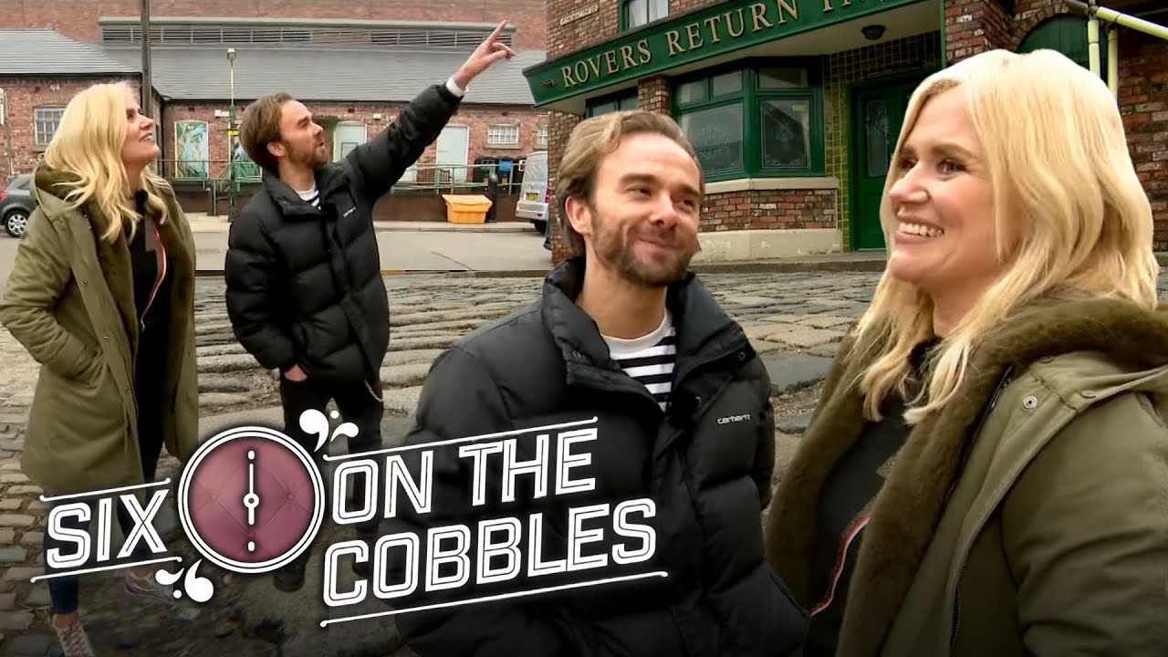 За кулисами Corrie: Джек П. Шепард проводит для Карен эксклюзивную экскурсию по съёмочной площадк...
