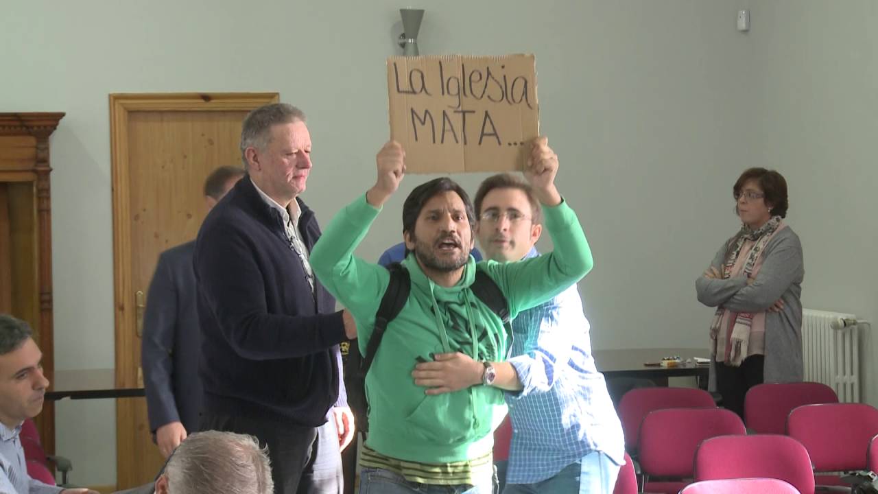 Un activista sin hogar interrumpe a gritos a Carlos Osoro