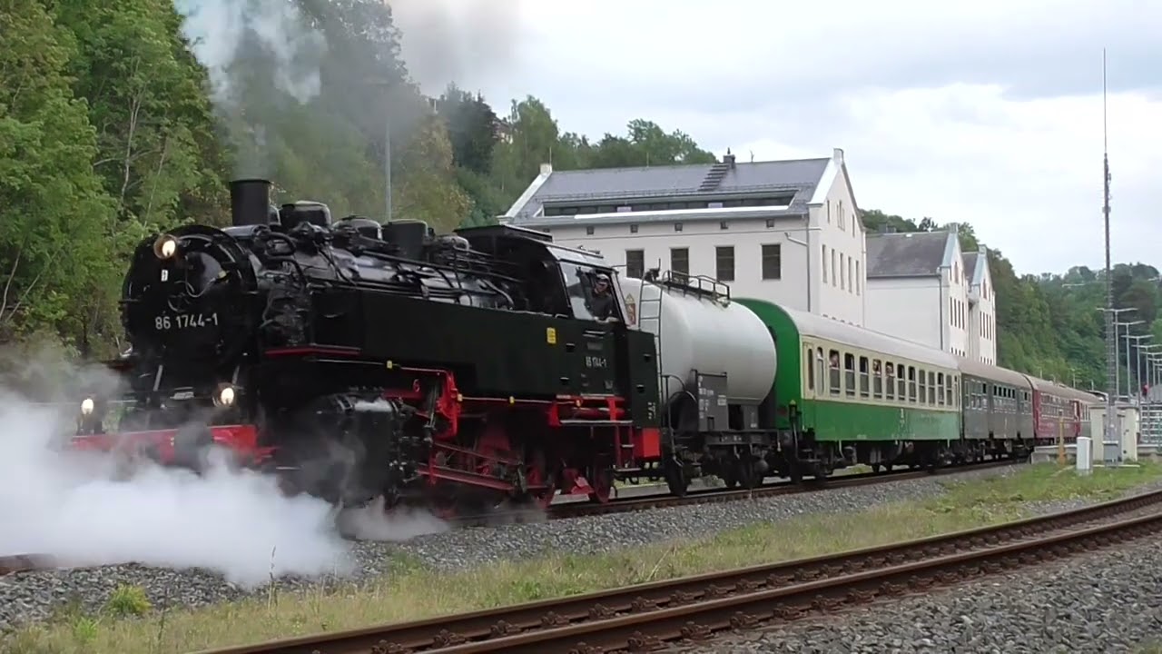 Abfahrt von 86 1744-1 mit Schublok 112 565-7 am 4. September 2022 aus dem Bahnhof Annaberg