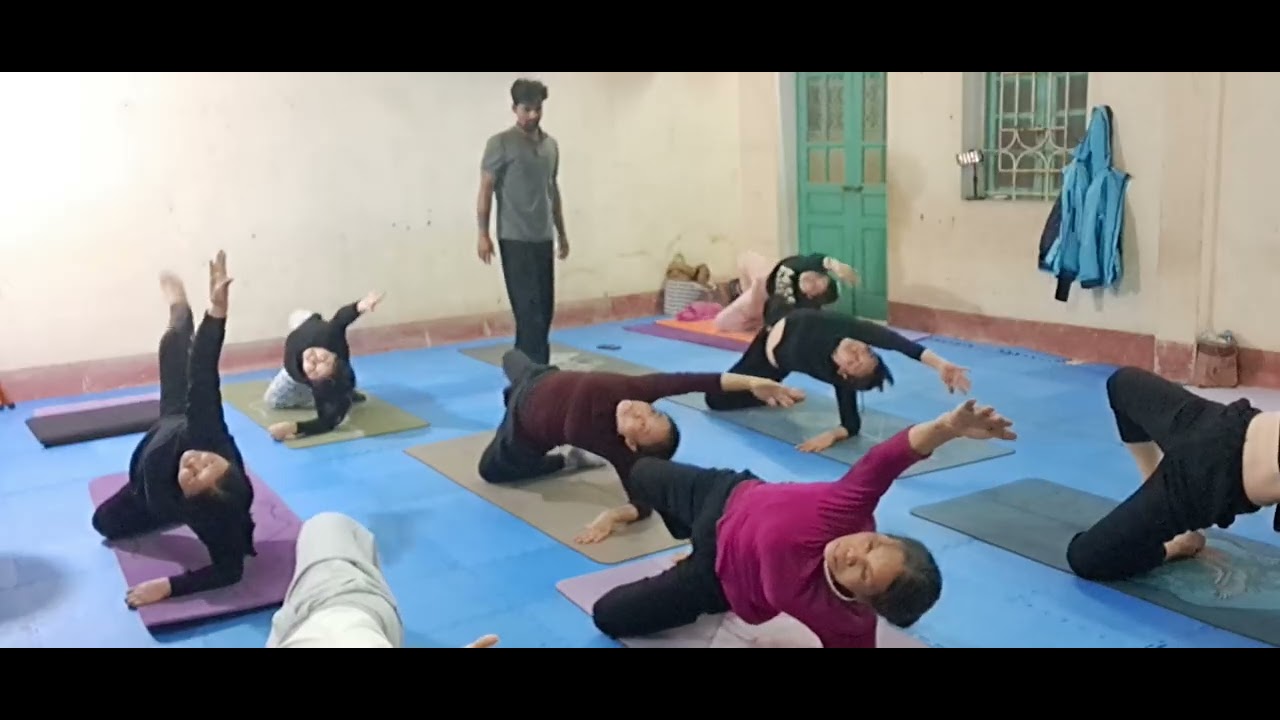 Yoga vặn soắn và lưng thầy Rakesh
