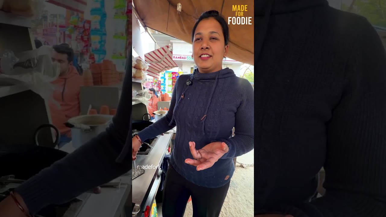 Ex-Engineer Girl Khila Rahi Hai Noida Mai 20 rs Ka Vada Pav