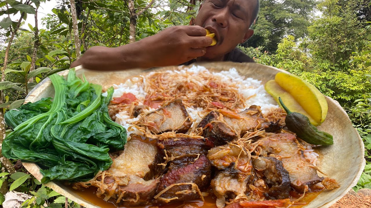 Eat one of my favourite smoked pork cook with dried bamboo shoots and Axoni