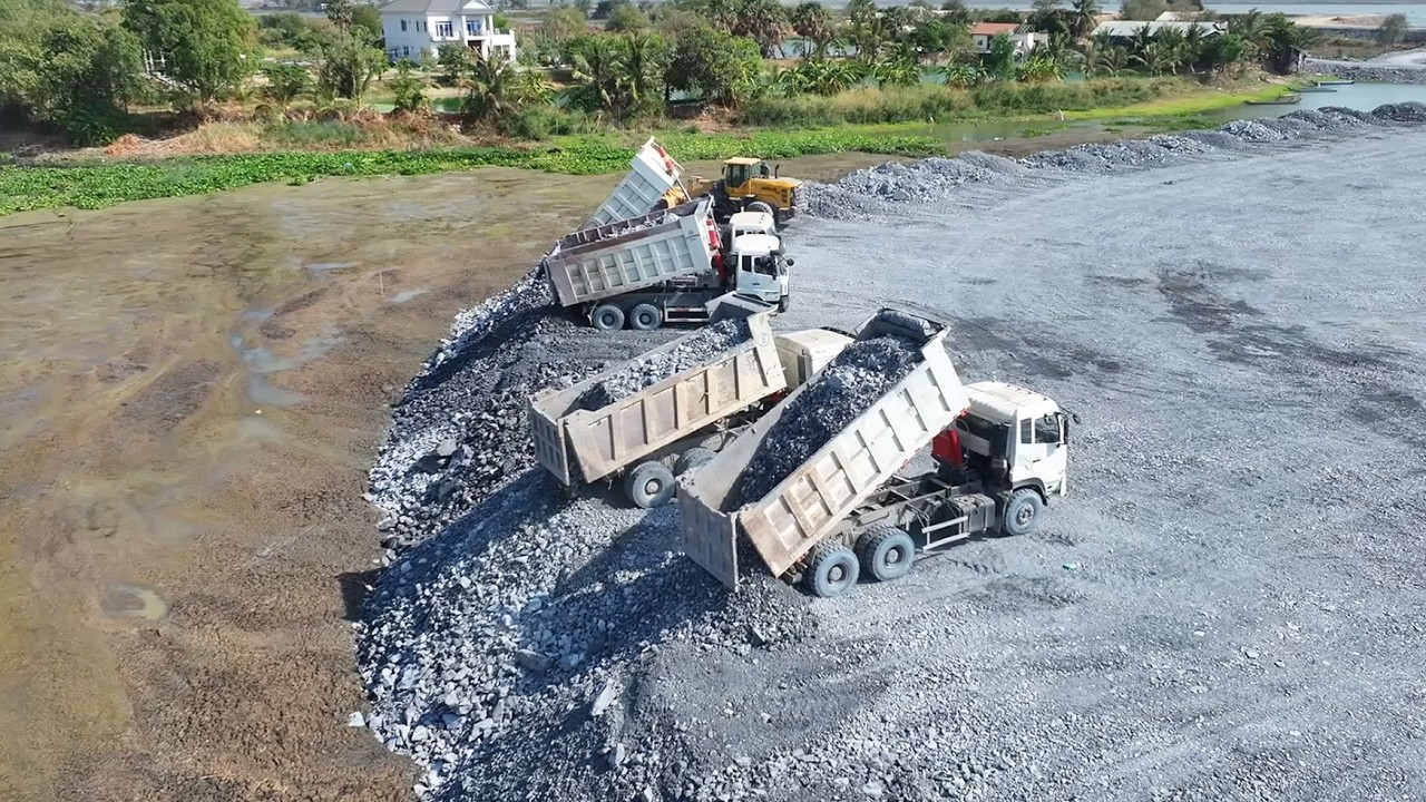 Wheel Loader And Bulldozer SHANTUI Push Rock In Mud With DumpTruck SHACMAN Unloading Rock