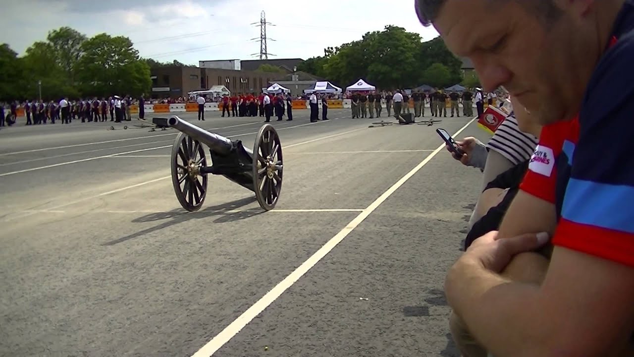 7 AA Bn REME Winning Run. Royal Navy Field Gun 2014
