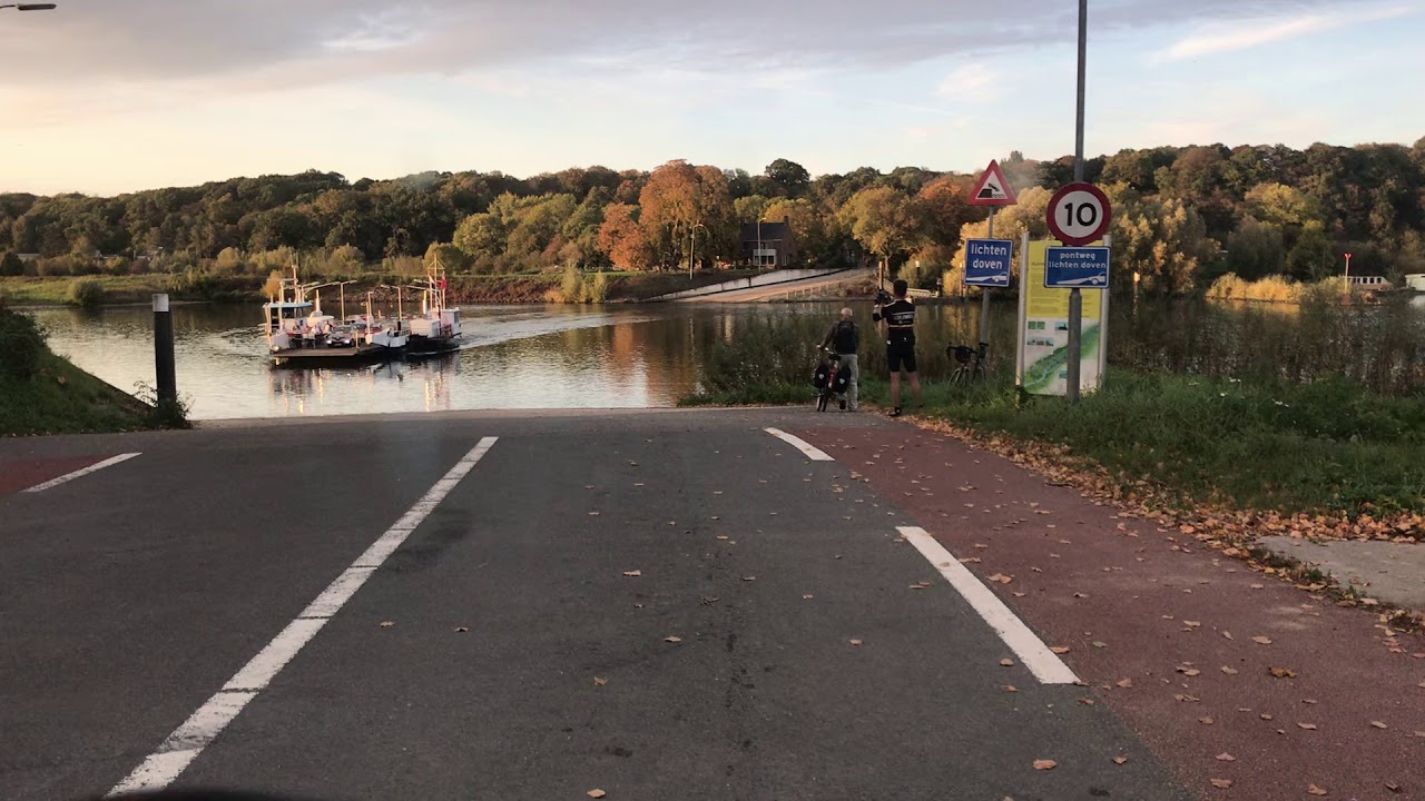 Met het Lexkesveer over de Rijn bij Wageningen